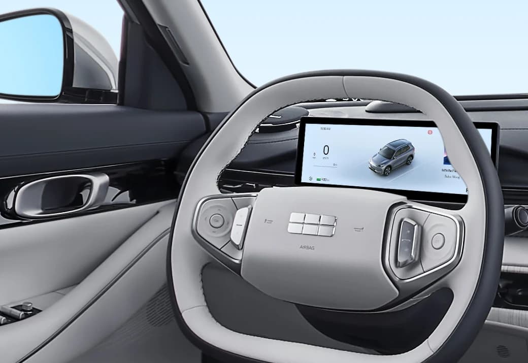 Primer plano del volante y panel de instrumentos del Geely E5